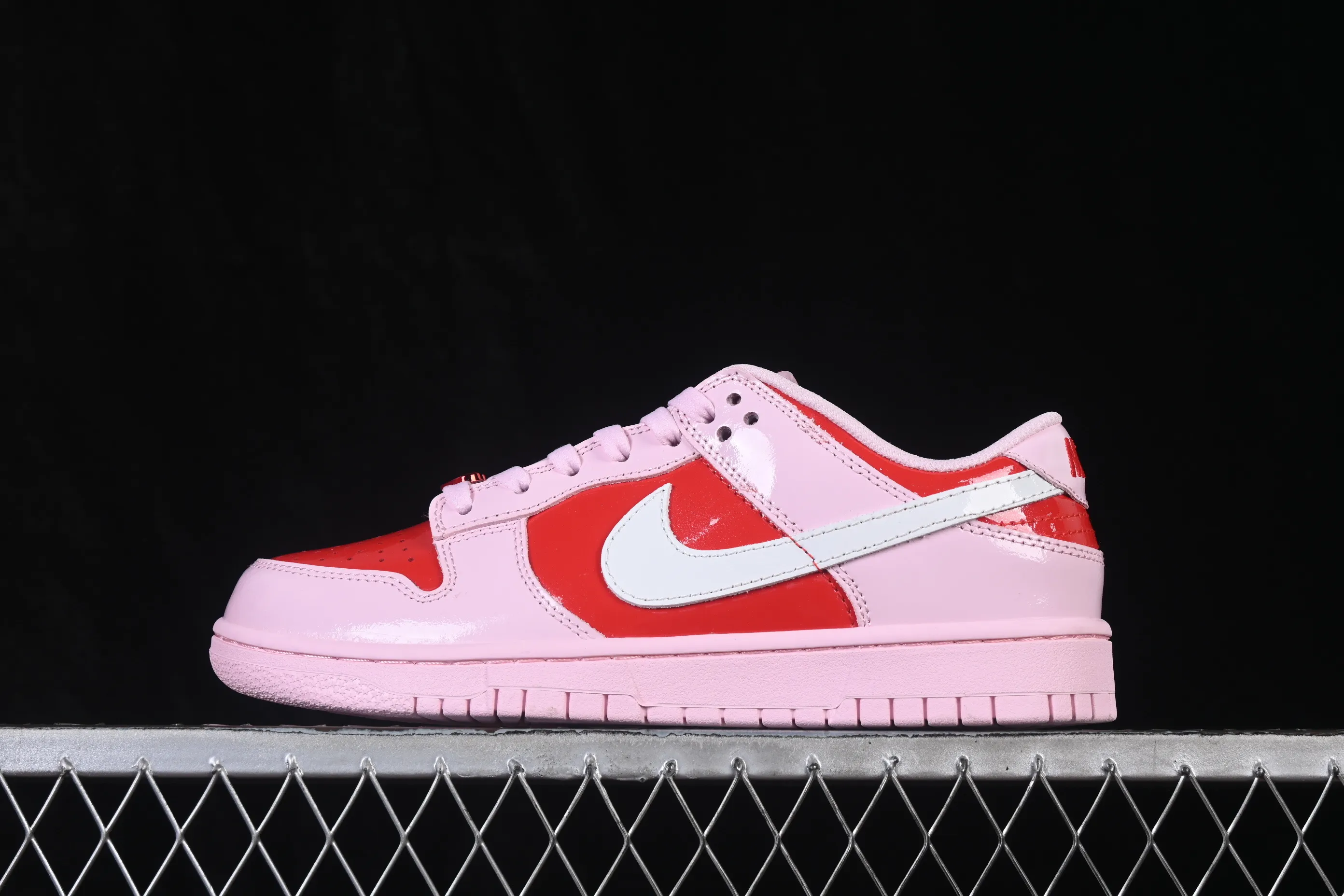 All categories Nk SB Dunk series Nk SB Dunk Low low-top sneakers Nike SB Dunk Low Valentine's Day limited low-top casual skateboard shoes IQ0218-663